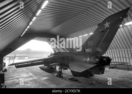 NATO in Deutschland, britischer Tornado schlägt Flugzeuge in seiner gepanzerten Schutzhütte auf dem Luftstützpunkt RAF Bruggen (September 1984) Stockfoto