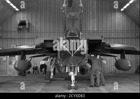 NATO in Deutschland, britischer Tornado schlägt Flugzeuge in seiner gepanzerten Schutzhütte auf dem Luftstützpunkt RAF Bruggen (September 1984) Stockfoto