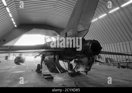 NATO in Deutschland, britischer Tornado schlägt Flugzeuge in seiner gepanzerten Schutzhütte auf dem Luftstützpunkt RAF Bruggen (September 1984) Stockfoto