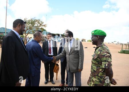 Botschafter Francisco Madeira, der Sonderbeauftragte des Vorsitzenden der Kommission der Afrikanischen Union (SRCC) für Somalia, grüßt zusammen mit Nicholas Haysom, dem Sonderbeauftragten des UN-Generalsekretärs für Somalia, hochrangige Beamte der Jubbaland-Verwaltung bei einem gemeinsamen Besuch in Kismayo, Somalia, um Ahmed Mohamed Islam zu treffen, Der Präsident von Jubbaland, am 29. Oktober 2018. Stockfoto