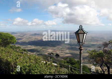 Spektakuläre Aussicht vom Giardino del Balio in der Nähe von Schloss Venus Erice, Sizilien Stockfoto