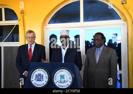 Ahmed Mohamed Islam (Mitte), der Präsident der Jubbaland-Regierung, spricht während einer gemeinsamen Pressekonferenz mit Nicholas Haysom (links), dem Sonderbeauftragten des UN-Generalsekretärs für Somalia, zusammen mit Botschafter Francisco Madeira, dem Sonderbeauftragten des Vorsitzenden der Kommission der Afrikanischen Union (SRCC) für Somalia, in Kismayo, Somalia, Am 29. Oktober 2018. Stockfoto