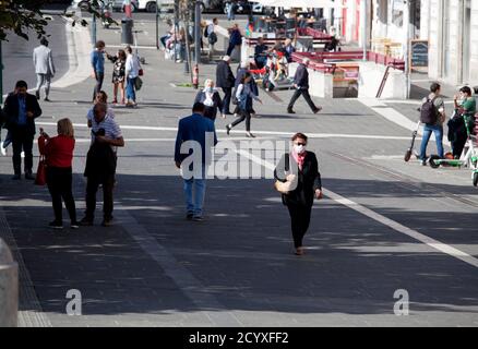 ROM, ITALIEN - OKTOBER 01 2020: Fußgänger, die Schutzmasken tragen, überqueren eine Straße in Rom, Italien. Stockfoto