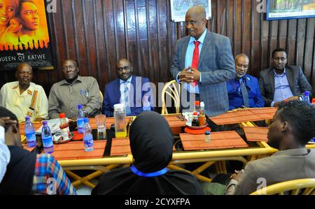 Am 16. November 2018 traf sich Abdullahi Shire Farah, stellvertretender Kommissar der Nationalen Kommission für Mobilisierung und Sensibilisierung Somalias, mit Simon Mulongo, stellvertretender Sonderbeauftragter der Kommission der Afrikanischen Union, in Kampala, Uganda. Farah leitete eine Delegation, die an Schulungen zur Führungskompetenz teilnahm, die von AMISOM durchgeführt wurden. Stockfoto