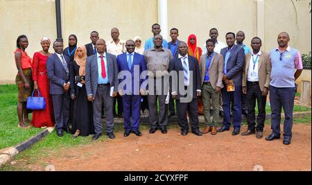Am 16. November 2018 posierte Simon Mulongo, stellvertretender Sonderbeauftragter der Kommission der Afrikanischen Union für Somalia, für ein Gruppenfoto mit somalischen Regierungsbeamten in Kampala, Uganda. Die Beamten nahmen an Schulungen zur Entwicklung von Führungsqualitäten Teil, die von der AMISOM und der Somalianischen Nationalen Kommission für Mobilisierung und Sensibilisierung durchgeführt wurden. Stockfoto