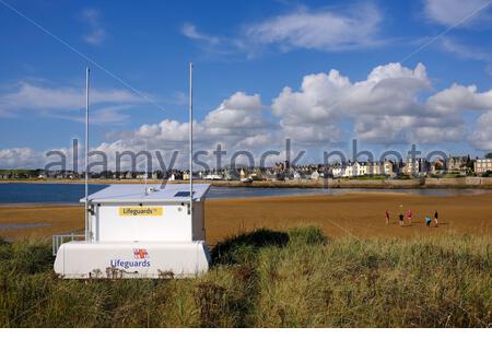 Elie, Schottland, Großbritannien. Oktober 2020. Ballspiele spielen und das schöne sonnige Wetter am Elie Strand, Fife genießen. Kredit: Craig Brown/Alamy Live Nachrichten Stockfoto