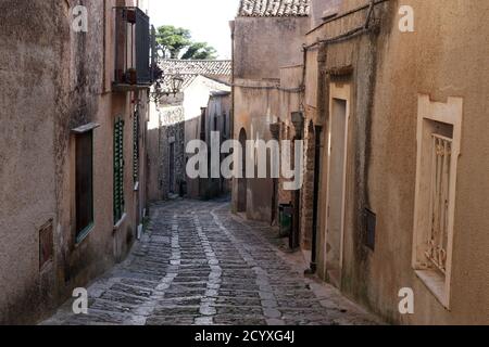 Schöne gepflasterte Straße in der antiken Stadt Erice, Sizilien Stockfoto