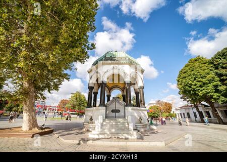 Weitwinkelansicht des deutschen Springbrunnens, eines im Pavillon-Stil gehaltenen Brunnens am nördlichen Ende des alten Hippodroms (Sultanahmet-Platz), Istanbul, Türkei. Stockfoto