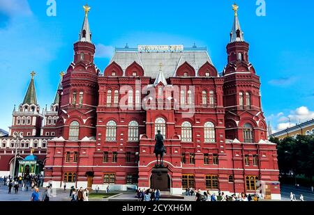 Das Staatliche Historische Museum und das Denkmal Marschall Schukow auf dem Roten Platz. Moskau, Russland Stockfoto