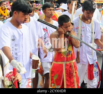 Phuket Stadt / Thailand - 7. Oktober 2019: Phuket Vegetarian Festival oder Nine Emperor Gods Festival Straßenzug, Parade mit entrückten Anhänger oder Stockfoto