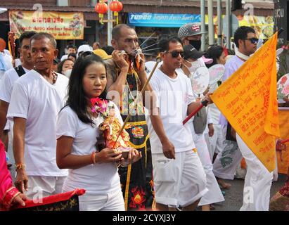 Phuket Stadt / Thailand - 7. Oktober 2019: Phuket Vegetarian Festival oder Nine Emperor Gods Festival Straße Prozession, Frau trägt taoistische Statue und Stockfoto