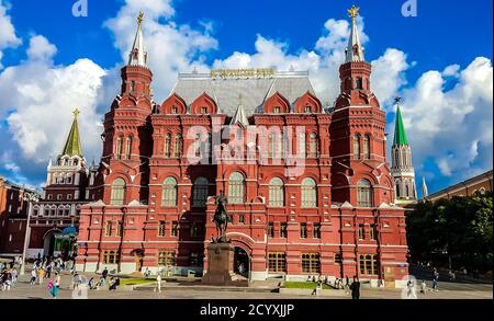 Das Staatliche Historische Museum und das Denkmal Marschall Schukow auf dem Roten Platz. Moskau, Russland Stockfoto