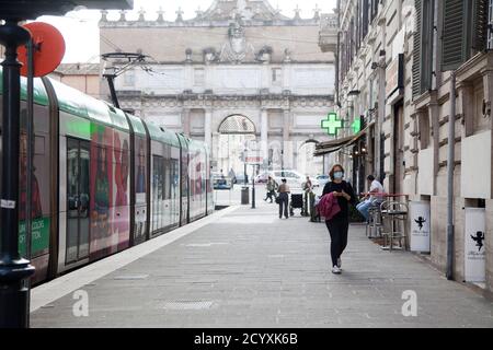 ROM, ITALIEN - OKTOBER 01 2020: Fußgänger, mit Schutzmaske, Aussteigen aus einer Straßenbahn in Rom, Italien. Stockfoto