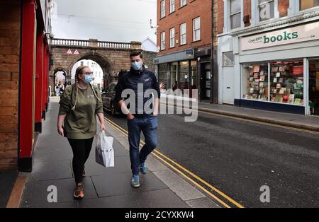 Menschen, die entlang der Ferryquay Street in Derry spazieren. Die Stormont-Exekutive kündigte am Donnerstag eine breite Reihe von Beschränkungen für die Derry City und Strabane Council Area in dem Bemühen, die Spirale Covid-19-Infektion Zahlen im Nordwesten von Nordirland einzudämmen. Stockfoto