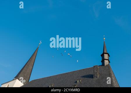 Kirche St. Peter und Paul mit Herderdenkmal am Herderplatz in Weimar im Sommer Stockfoto