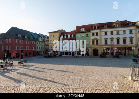 Kirche St. Peter und Paul mit Herderdenkmal am Herderplatz in Weimar im Sommer Stockfoto