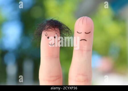 Finger Kunst des Paares. Dieser Mann ist verärgert, weil er kahl ist. Stockfoto