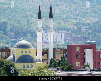 Shkodra, Albanien. Juni 2020. Blick auf die Parruca Moschee (l). Die beiden Minarette sind etwa 40 Meter hoch. Quelle: Peter Endig/dpa-Zentralbild/ZB/dpa/Alamy Live News Stockfoto