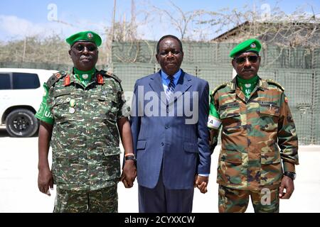 Botschafter Francisco Madeira (Mitte), der Sonderbeauftragte des Vorsitzenden der Kommission der Afrikanischen Union (SRCC) für Somalia, abgebildet mit LT. General Jim Beesigye Owoyesigire (links), dem scheidenden Kommandanten der AMISOM-Streitkräfte und LT. General Tigabu Yilma Wondimhunegn (rechts), dem kommenden Kommandanten der AMISOM-Streitkräfte. Dies geschah während einer Befehlsübergabe/Übernahme-Zeremonie in Mogadischu, Somalia, am 31. Januar 2018. Stockfoto