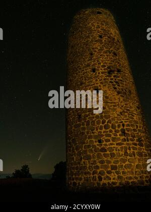 Vertikale Aufnahme eines alten Steinturms bei Nacht Stockfoto