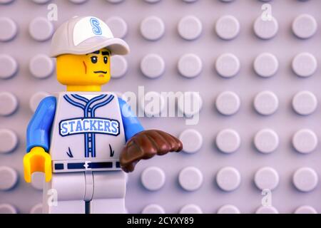 Tambov, Russische Föderation - 04. Juni 2020 Porträt von Lego Baseball Fielder Minifigur gegen Lego grauen Grundplatte Hintergrund. Stockfoto