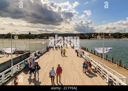 SOPOT, POLEN - 2017. AUGUST 25. Menschen, die auf dem 1827 erbauten Sopot Pier spazieren. Mit 511m ist der Pier der längste hölzerne Pier in Europa. Stockfoto