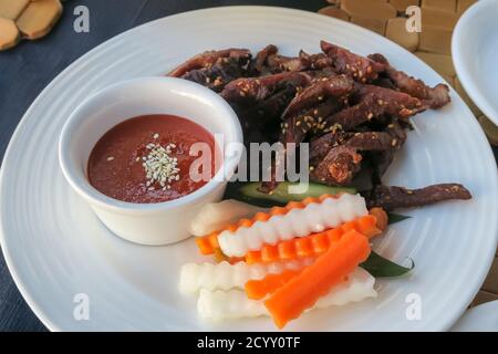 SOPOT, POLEN - 2016. SEPTEMBER 15. Asiatisch würziges, gebratenes Schweinefleisch mit Gemüse und roter Sauce. Stockfoto