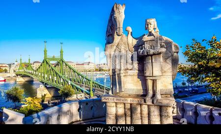 Statue von König Stephan I. von Ungarn mit einem Pferd auf dem Gellertberg, Blick auf die Freiheitsbrücke und die Donau. Szent Istvan Kiraly Denkmal. Budapest. Stockfoto