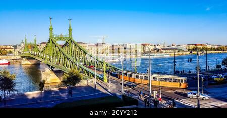 Szabadsag HID (Freiheitsbrücke oder Freiheitsbrücke) in Budapest, Ungarn verbindet Buda und Pest über die Donau. Stockfoto