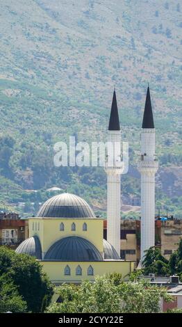 Shkodra, Albanien. Juni 2020. Blick auf die Parruca Moschee. Die beiden Minarette sind etwa 40 Meter hoch. Quelle: Peter Endig/dpa-Zentralbild/ZB/dpa/Alamy Live News Stockfoto