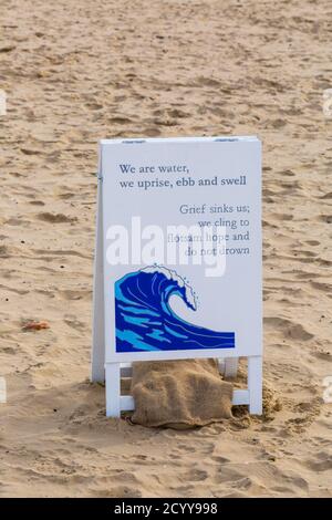 Speak to the Sea and Process Art Installation am Strand von Sandbanks, Teil des Bournemouth Arts by the Sea Festivals, Dorset UK im Oktober Stockfoto