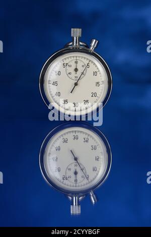 Stoppuhr auf blauem Hintergrund hat fünf Sekunden lang gezählt Stockfoto