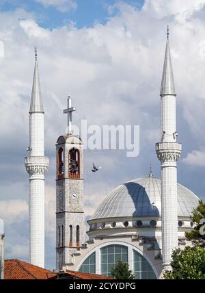 Shkodra, Albanien. Juni 2020. Die Kuppel und Minarette der zentralen Moschee Shkodra, auch EBU-Bekr-Moschee genannt. Im Hintergrund befindet sich der Glockenturm der Franziskanerkirche. Quelle: Peter Endig/dpa-Zentralbild/ZB/dpa/Alamy Live News Stockfoto