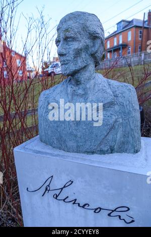 Hannover Junction, PA, USA - Februar 28. 2016: Eine Büste von Präsident Lincoln erinnert an seine Ankunft in Hannover Junction auf dem Weg nach Gettysburg im Jahr 1863 Stockfoto