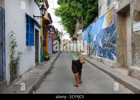 Mann mit mehrfach benutzter Gesichtsmaske von hinten während der covid-19 Quarantäne in Cartagena, Kolumbien. 2020 Stockfoto