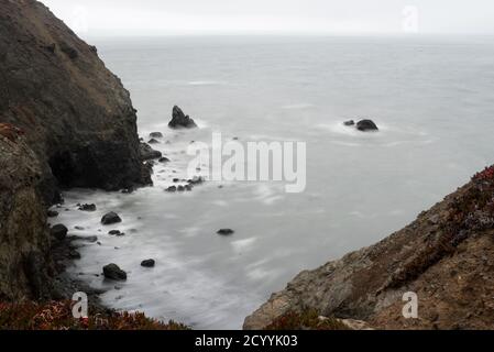 Der Pfad zum Point Bonita Lighthouse an einem typisch bewölkten und nebligen Tag am Eingang der San Francisco Bay bietet mehrere Ausblicke auf das Meer. Stockfoto