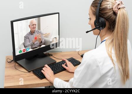 Arzt und älterer Mann Patient ärztliche Beratung, telehealth, Telemedizin, remote health care Konzept. Stockfoto