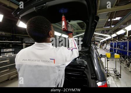 Ein Mitarbeiter Arbeitet Auf Einem Citroen C3 Picasso Auf Einer  Produktionslinie Im Werk In Trnava Slowakei Psa Peugeot Citroen 15.  Dezember 2010. Französische Automobilkonzern Psa Peugeot Citroen Wird 1.000  Arbeitsplätze In Seiner