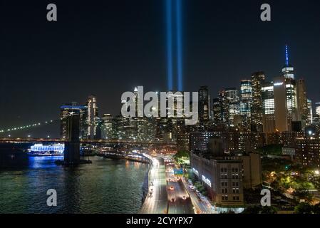 The Tribute in Light leuchtet am 11. September 2020 in New York in den Himmel über Manhattans Skyline. - die Kunstinstallation von 88 Suchscheinwerfern markiert den 19. Jahrestag der Anschläge von 911. Stockfoto