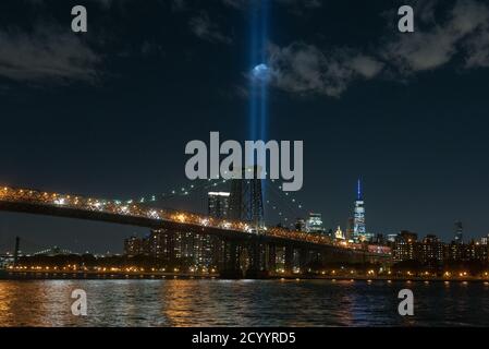 The Tribute in Light leuchtet am 11. September 2020 in New York in den Himmel über Manhattans Skyline. - die Kunstinstallation von 88 Suchscheinwerfern markiert den 19. Jahrestag der Anschläge von 911. Stockfoto