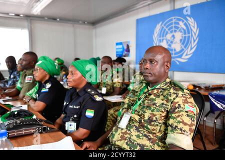 AMISOM zivil-militärische Koordinierungsbeamte nehmen am 13. September 2019 an einem Kurs zur Projektplanung in Mogadischu, Somalia, Teil. Stockfoto