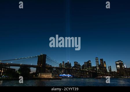 Die Tribute in Light zu Ehren der Opfer von 9/11 erstrahlt über der Skyline von New York. Stockfoto