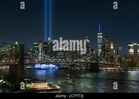 The Tribute in Light leuchtet am 11. September 2020 in New York in den Himmel über Manhattans Skyline. - die Kunstinstallation von 88 Suchscheinwerfern markiert den 19. Jahrestag der Anschläge von 911. Stockfoto