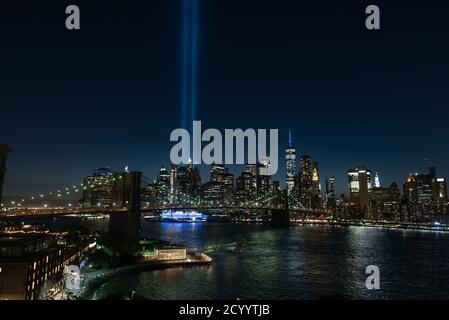 The Tribute in Light leuchtet am 11. September 2020 in New York in den Himmel über Manhattans Skyline. - die Kunstinstallation von 88 Suchscheinwerfern markiert den 19. Jahrestag der Anschläge von 911. Stockfoto