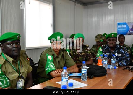 AMISOM zivil-militärische Koordinierungsbeamte nehmen am 13. September 2019 an einem Kurs zur Projektplanung in Mogadischu, Somalia, Teil. Stockfoto