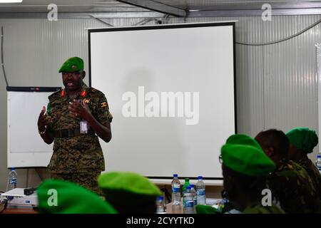 AMISOM Stellvertretender Befehlshaber der Streitkräfte, der für Operationen und Pläne zuständig ist, Maj. General James Nakibus Lakara spricht am Ende eines Kurses zur Projektplanung in Mogadischu, Somalia, am 13. September 2019 die zivilen und militärischen Koordinierungsbeamten von AMISOM an. Stockfoto