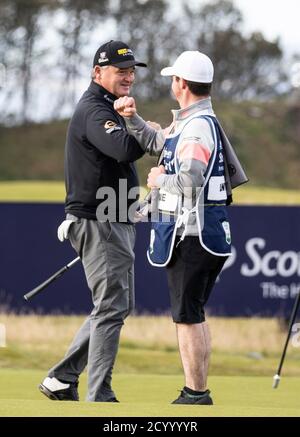 Schottlands Paul Lawrie hat seinen Sohn und Caddie Craig Lawrie nach seiner Runde am 18. In der zweiten Runde der Aberdeen Standard Investments Scottish Open im Renaissance Club, North Berwick, geknallt Stockfoto