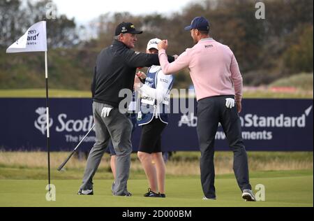 Schottlands Paul Lawrie nach seiner Runde auf dem achtzehnten Grün mit dem deutschen Martin Kaymer (rechts) während der zweiten Runde der Aberdeen Standard Investments Scottish Open im Renaissance Club, North Berwick. Stockfoto