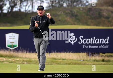 Der schottische Paul Lawrie nach seiner Runde auf dem achtzehnten Grün während der zweiten Runde der Aberdeen Standard Investments Scottish Open im Renaissance Club, North Berwick. Stockfoto