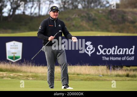 Der schottische Paul Lawrie nach seiner Runde auf dem achtzehnten Grün während der zweiten Runde der Aberdeen Standard Investments Scottish Open im Renaissance Club, North Berwick. Stockfoto